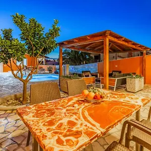 https://apartment-larst.in-istria.net