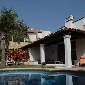 https://la-tortuga-hostel.adeje-hotels.com